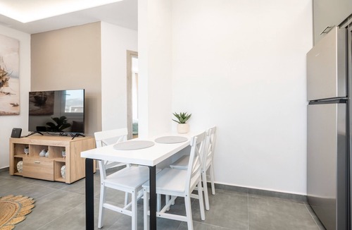 Petaloudes Apartment | Apartment 'Velvet 1' with Mountain View, Wi-Fi and Air Conditioning