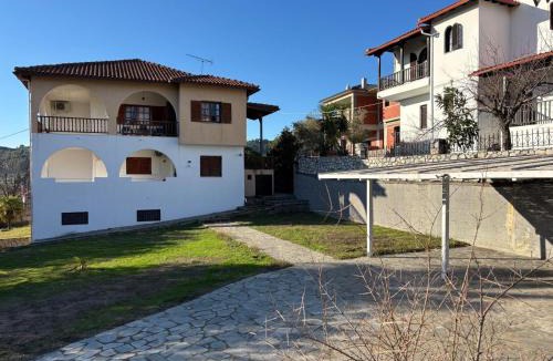 Agios Nikolaos Apartment | Apt - Sleeps 5 - Pets Ok - Balcony - Parking