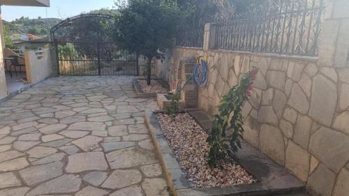 Agios Nikolaos Apartment | Apt - Sleeps 5 - Pets Ok - Balcony - Parking