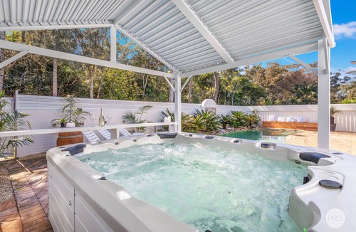 Corlette House | Aquablue Holiday Home - Hot Spa 10 Person & Pool - 2m Walk to Beaches