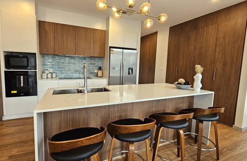 Pearce House | Architectural 4bedroom 2 1/2 Bathroom Townhouse, Woden CBD+WIFI+2 car garage
