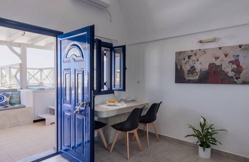 Emporio Apartment | Argyro's IO: Panoramic house with jacuzzi.