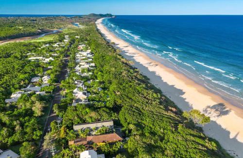 Suffolk Park House | Ariels on the Beach - 4 BR beachfront home w. pool