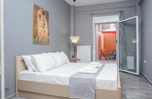 Thessaloniki Apartment | Art Deco Chess Casa, Apartment with private patio