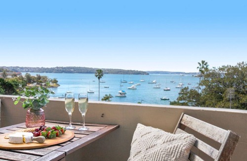 Elizabeth Bay Apartment | Art Deco Gem with Harbour Views in Elizabeth Bay