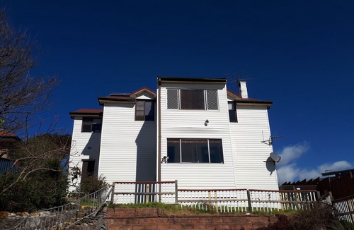 Port Kembla Apartment | Art Deco unit with great views