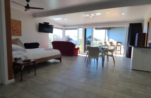 Emerald Beach Apartment | ArtHOUSE Beachfront Accommodation