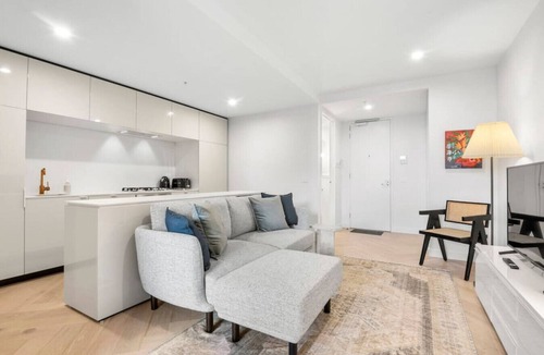 Collingwood North Apartment | Artistic Urban Getaway just off Smith Street!