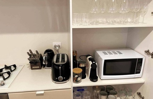 Collingwood North Apartment | Artistic Urban Getaway just off Smith Street!