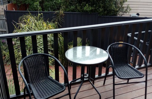 Williamstown Apartment | Attic/Studio Apartment - Central Williamstown, near cafes, shops, beach & trains
