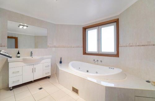 Glen Alpine House | Aussie Escape Poolside Comfort and Relaxation