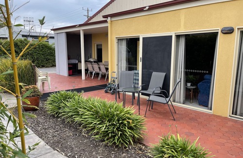 Dennington House | Austral Place 88 over Merri River