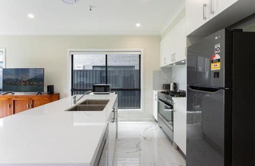 Austral Villa | Austral Spacious large 5 br home with Central AC