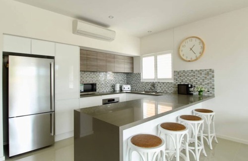 Huskisson Apartment | Avalon Apartment - Heart of Huskisson (Free WIFI, Linen, A/C, Netflix & Garage)