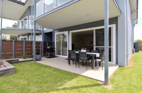 Huskisson Apartment | Avalon Apartment - Heart of Huskisson (Free WIFI, Linen, A/C, Netflix & Garage)