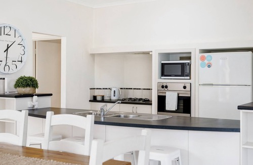 Wannanup House | Avalon Beach Escape ~ Family Favourite with Wifi