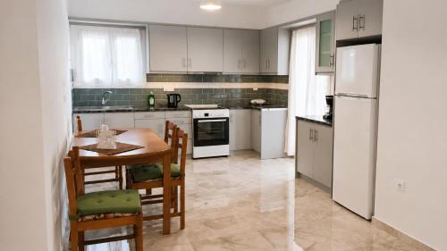 Andros Town Apartment | Azalea Guesthouse