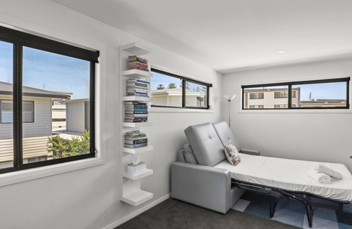 Speers Point House | Azure Escape- Walking distance to water & pet friendly!
