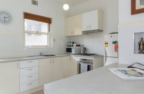 Crawley Apartment | B6 Crawley Apartment 1 BRM & Sleepout near UWA