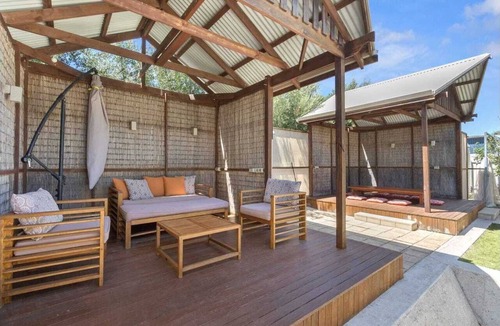Dalrymple House | Bali in Wool bay - 5 minutes walk to the beach and jetty
