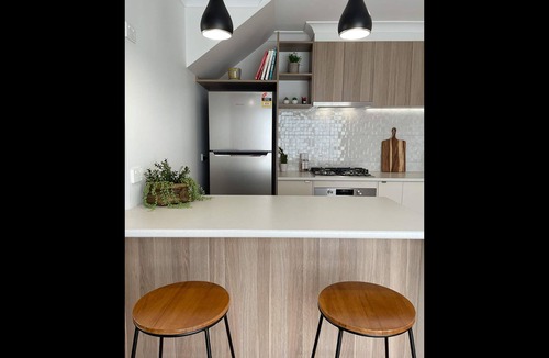 Ballarat House | Ballarat Central 2 Bd Townhouse. 5 mins Hospitals CBD Lake Cafes. Wifi Netflix.