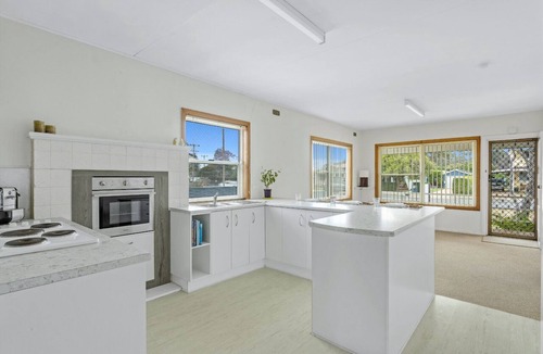 Burrill Lake House | Balmoral is a comfortable and spacious 2 bedroom cottage at Burrill Lake