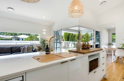 Bangalow House | Bangalow Breeze - Lovely pool - Walk to centre