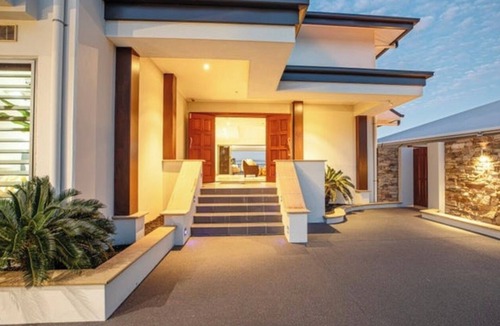 Eimeo House | Barralong Where Two Waters Meet Is True Luxury Right on the Whitsunday Coast