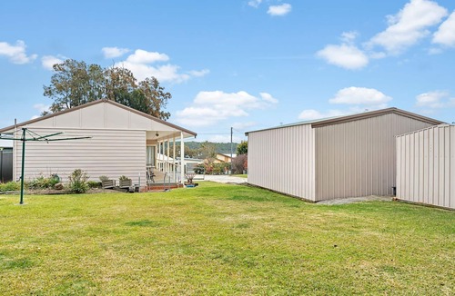 Erowal Bay House | Basin Escape - short walk to the waters edge.
