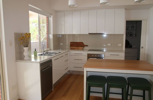 Willunga House | Bassett House Willunga - An entire spacious home on a tree lined street.
