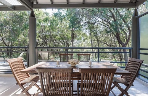 Broadwater House | Baydream Believer Lush Beachfront Resort Escape