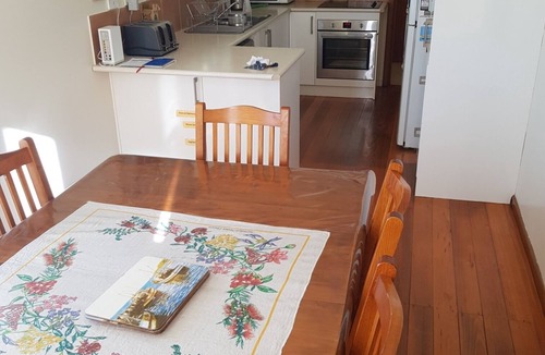 Portarlington House | Beach 650m, town center 450m. Pet & child friendly backyard with undercover deck