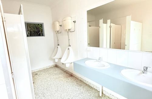 Emu Park Hostel | Beach accommodation shared facility