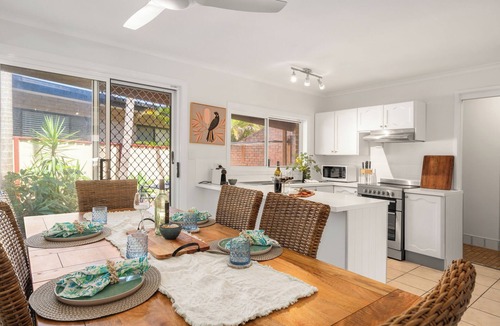 Emerald Beach House | Beach Cockatiel 1Bed Steps to beach, surf and sand - Couple's Getaway