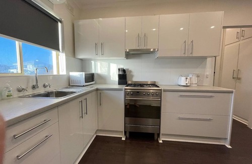Glenelg North Apartment | Beach Escape no 10: Sun, Sand, and Beach Await! Bring Your Pets Along!