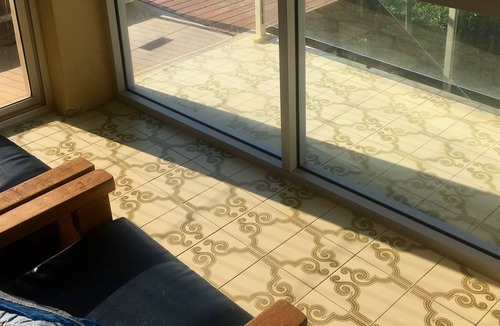 Blue Bay Apartment | BEACH FRONT PROPERTY 180 DEGREE VIEWS WITH BEACH AT YOUR DOOR STEP!