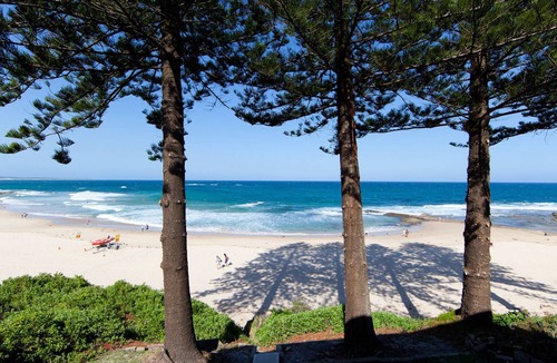 Blue Bay Apartment | BEACH FRONT PROPERTY 180 DEGREE VIEWS WITH BEACH AT YOUR DOOR STEP!