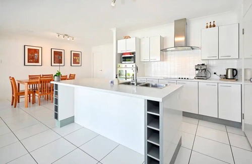 Warana House | Beach House Getaway - Stylish, Kms of Beach ZA1