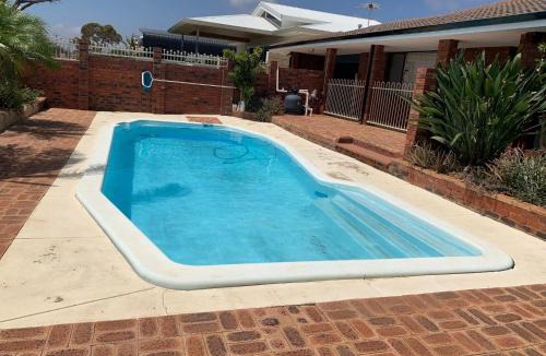 Beresford House | Beach House Opposite Ocean 4 Bed 2 Bathroom with pool