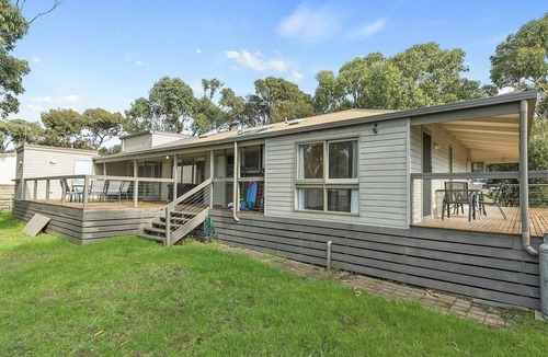 Aireys Inlet House | Beach Side - Free WIFI, Pet Friendly (FENCED) & Walk To The Beach