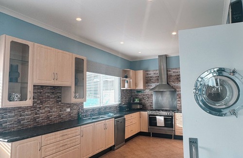 Quinns Rocks Apartment | Beachfront apartment with pool & ocean views, 2 mins walk to Beach. Sleeps 7.