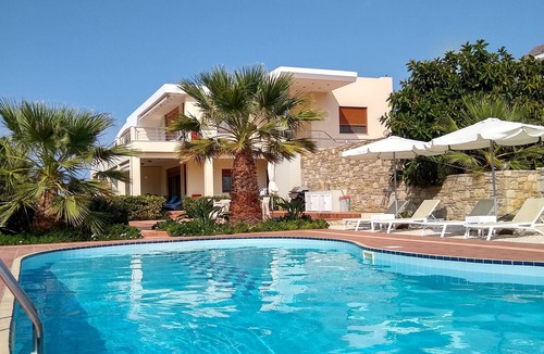 Pefki Apartment | Beachfront Apartment, Oceanis Suite, Tholos Bay Suites