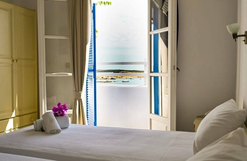 Naousa Bed & Breakfast | Beachfront Bocamviglies Room-Naoussa Aegean Gem