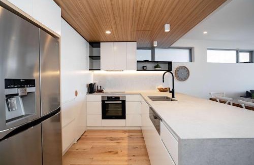 Alexandra Headland Apartment | Beachfront Escape at Beach Life with Ocean Views