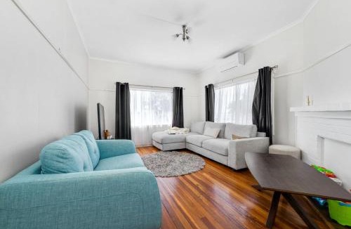 Batehaven House | Beachfront Escape Relaxing Getaway in Batehaven