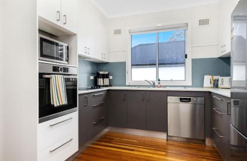 Batehaven House | Beachfront Escape Relaxing Getaway in Batehaven