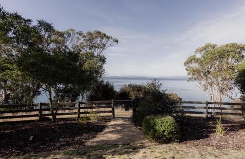 Roches Beach House | Beachfront Estate with Tennis Court