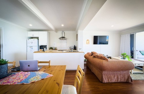 Halls Head House | Beachfront family/pet friendly accommodation, pefect summer getaway!