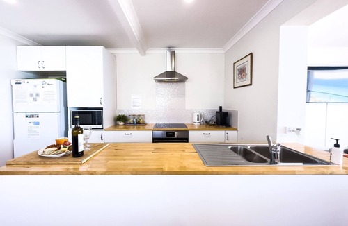 Halls Head House | Beachfront family/pet friendly accommodation, pefect summer getaway!
