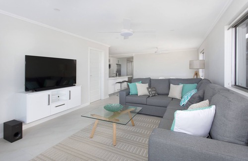 Warilla Apartment | Beachfront Ground Floor Apartment with Garden + Panoramic Views
